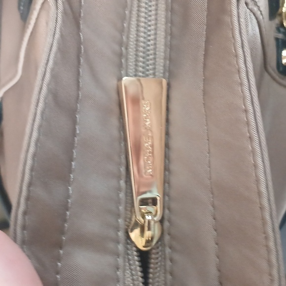 โ๏ธ LIKE NEW!! TRAVEL Michael Kors Tan Polly Nylon Light BrownShimmer HUGE DUFFLE - Picture 13 of 17